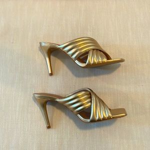 VINCE CAMUTO VC-Sarendie women’s size 9-1/2 Egyptian gold metallic heels